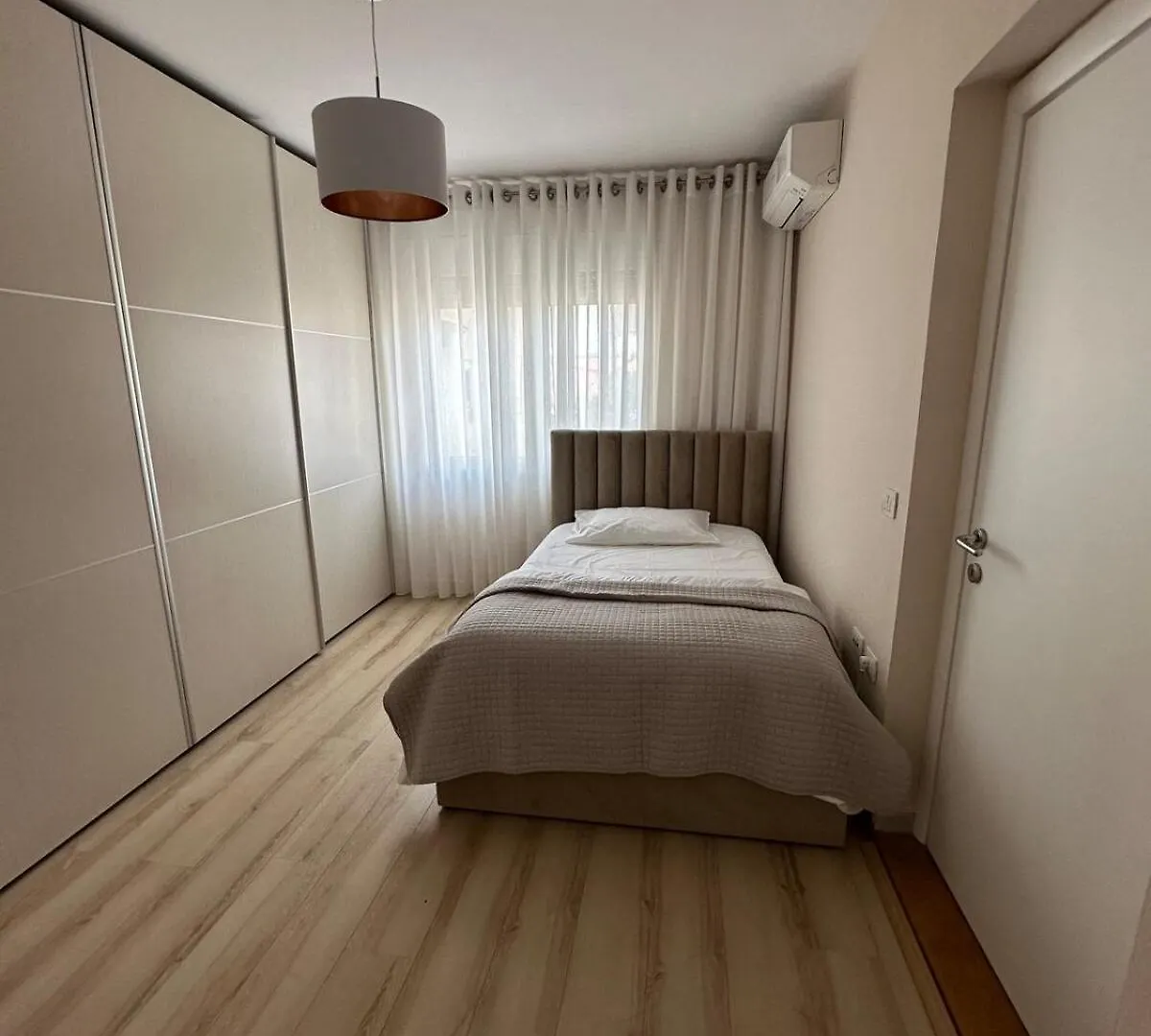 Lägenhet Chic & Serene Apartment-Your Relaxing Oasis Tirana Albanien