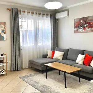 Quiet & Spacious Center - 4 Min Walk Apartamento
